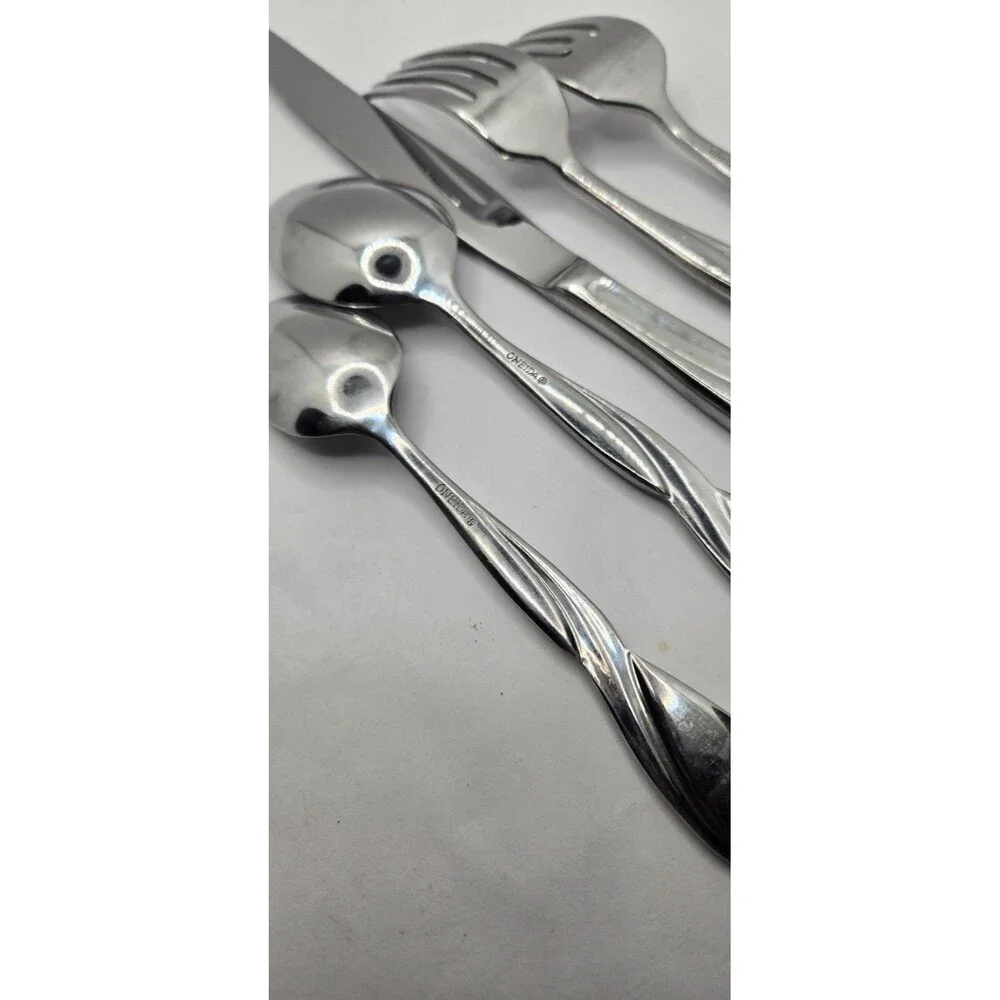 Oneida Satin Aquarius 18/10 Stainless Steel 5pc. Place Setting (Service for One)